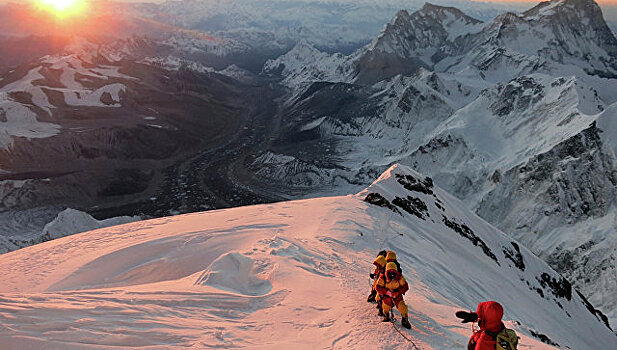 Альпинист погиб при спуске с пика Победы в Киргизии