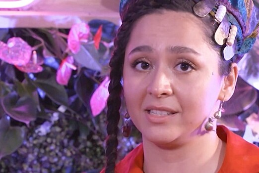 Манижа появилась на открытии Евровидения в красном комбинезоне и кокошнике