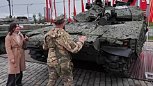 Командир танка «Алеша» показал трофейную технику на Поклонной горе