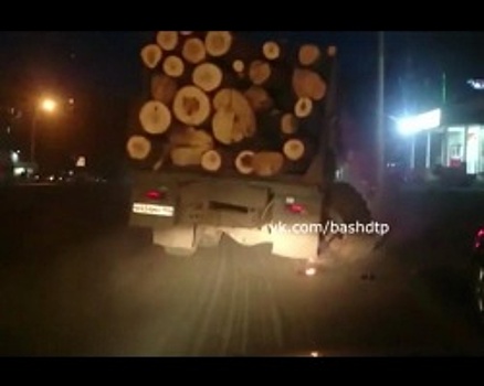 В Уфе у гружённого брёвнами грузовика на ходу оторвалось колесо