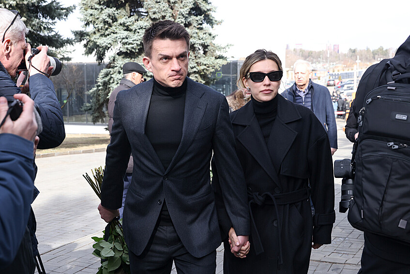 Певец Влад Топалов и его супруга, актриса и телеведущая Регина Тодоренко перед началом церемонии прощания с певцом Бедросом Киркоровым на Троекуровском кладбище, 21 марта 2025 года