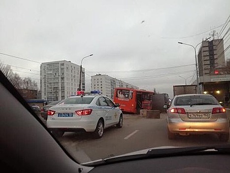 Автобус попал в «дорожный капкан» в Нижнем Новгороде (фото)
