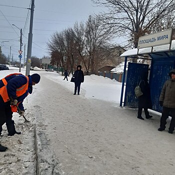 В Оренбурге коммунальщики расчищают город от снега