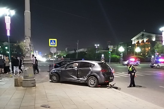 Водитель иномарки, которую выбросило на тротуар в Екатеринбурге, избежал ареста