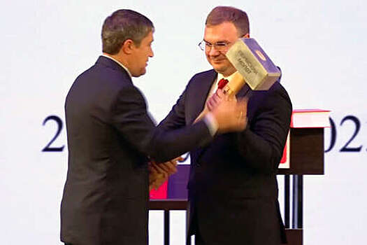 Губернатор Пермского края Махонин подарил мэру Перми Соснину огромный молот