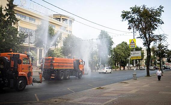 В Курске для борьбы с жарой поливают дороги водой