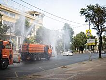 В Курске для борьбы с жарой поливают дороги водой