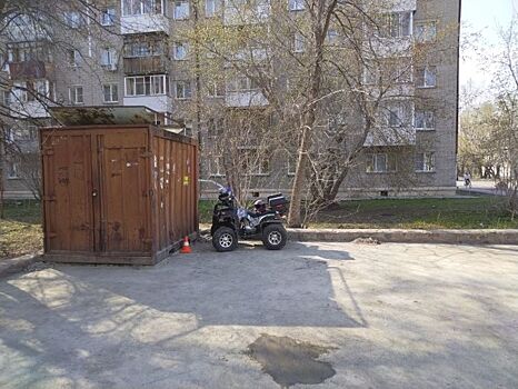 Девочка-подросток на квадроцикле врезалась в гараж в Калининском районе