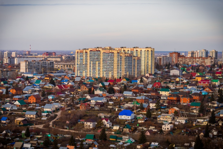 Улицу Чигорина затопило из-за разрушенной ливневки в Новосибирске