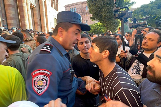 В центре Еревана начались протесты, собравшиеся скандируют имя премьера Пашиняна