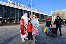 Транспортные полицейские в Саратове поздравили детей с Новым годом