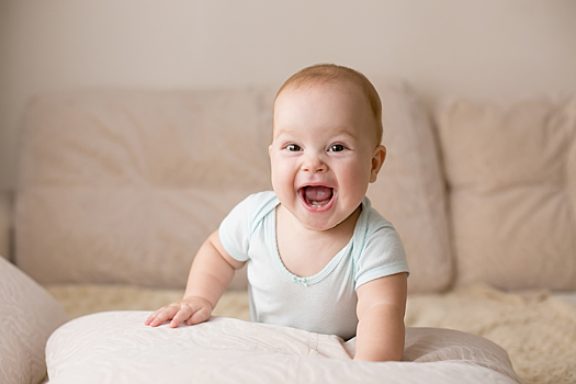 Видео дня: малыш заливается смехом от звука рвущейся бумаги