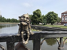 На Медовом мосту в Калининграде усадили фигурку сказочного персонажа хомлина
