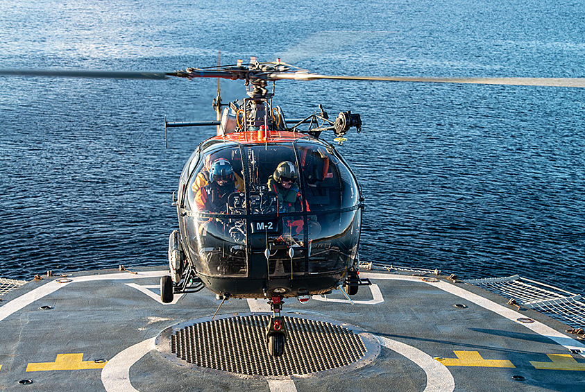 Многоцелевой вертолет Воздушного компонента Бельгии Alouette III высаживается на борт Godetia (A960)