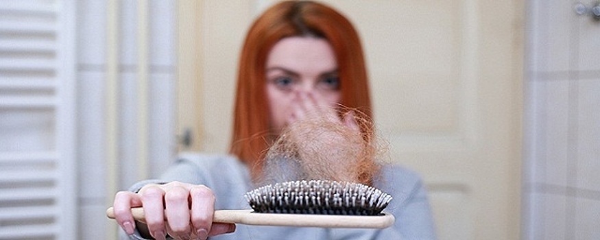 Дерматолог Лукашева: Выпадение волос, сухость кожи и ломкие ногти говорят о гормональных нарушениях