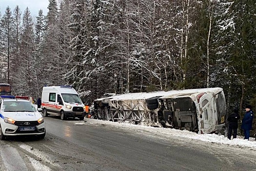 Число пострадавших при опрокидывании автобуса в Карелии выросло до 16
