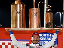 Кайл Ларсон выиграл Гонку звёзд NASCAR и в награду получил копию самогонного аппарата