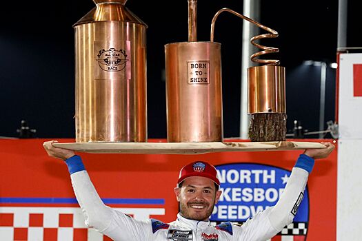 Кайл Ларсон выиграл Гонку звёзд NASCAR и в награду получил копию самогонного аппарата