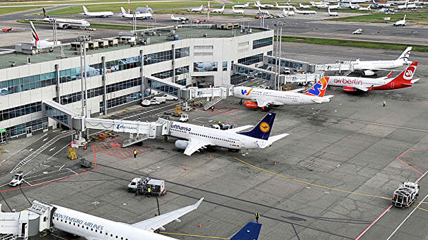 В московских аэропортах задержали и отменили более 20 рейсов