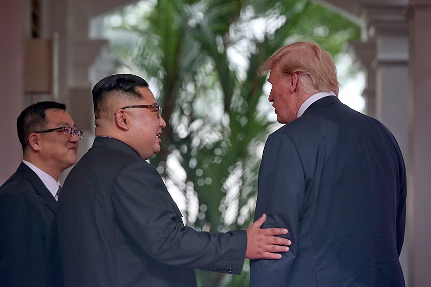 В документе указывается, что стороны провели подробный обмен мнениями относительно вопросов, которые связаны с установлением новых отношений между США и Северной Кореей, а также строительством продолжительного мирного режима на Корейском полуострове. 