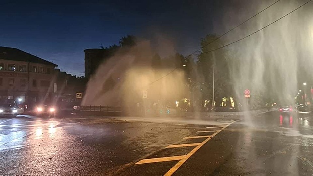 Фонтан горячей воды забил из асфальта на Звездинке