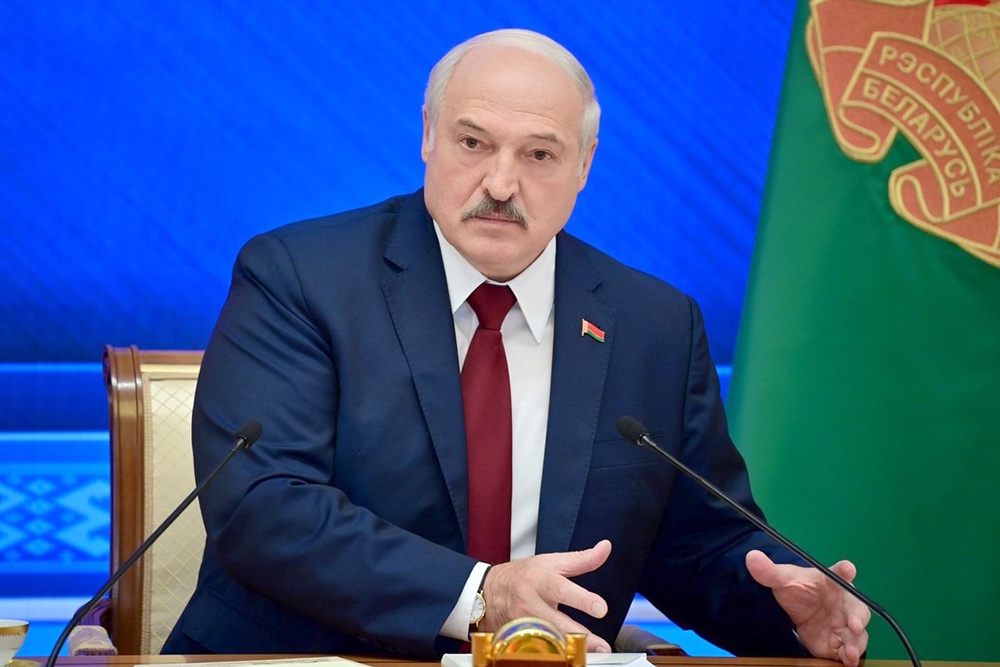 Лукашенко: Беларусь никому не угрожает, но себя защитит