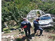 Иномарка с людьми упала с подпорной стены в Алуште - фото