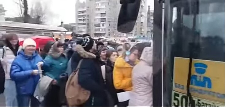 В Самаре 13 марта пассажиры штурмовали автобусы, пытаясь уехать на работу и учебу