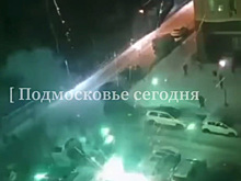 В Подмосковье неизвестные забросали фейерверками машины на парковке
