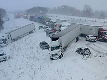 В США из-за обильного снегопада произошло столкновение 100 автомобилей