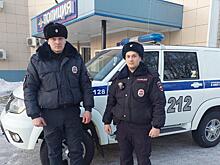 В Биробиджане сотрудники ППС помогли потушить загоревшийся на трассе большегруз
