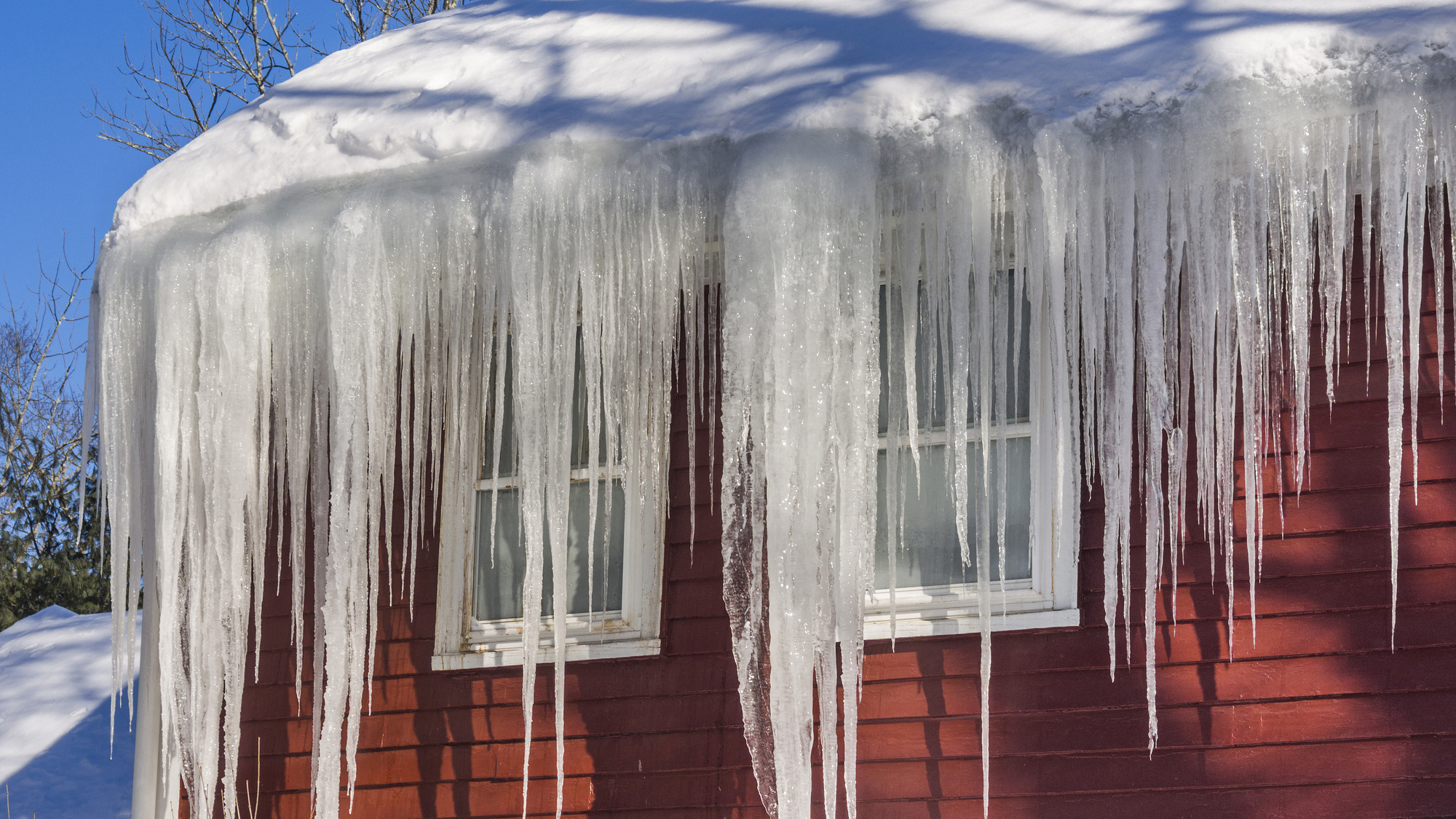Плохая примета: о каких проблемах в доме говорят сосульки на крыше