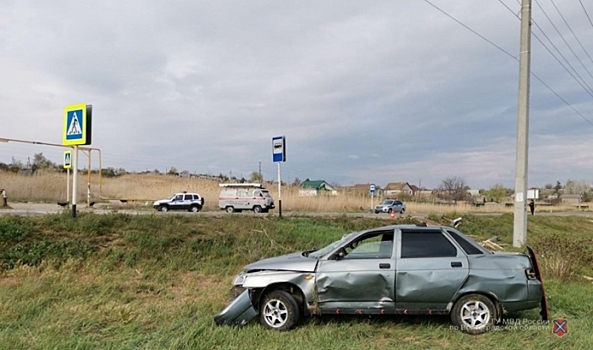 В Волгограде ВАЗ сбил на остановке лавочку с девушкой