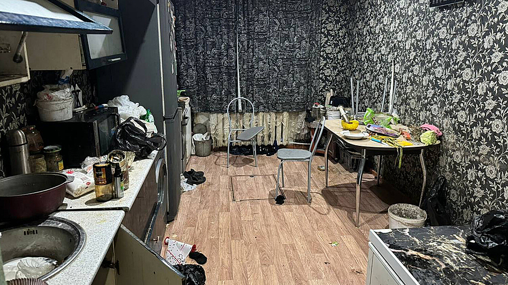 Кухня в доме в Красноярском крае, где жили четверо детей, погибших от отравления