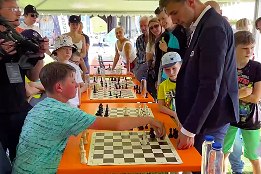 Школьник из Подмосковья обыграл чемпиона мира по шахматам