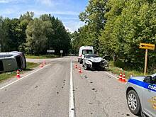 В Калининградской области водитель и пассажирка Chrysler попали в больницу после неудачного манёвра