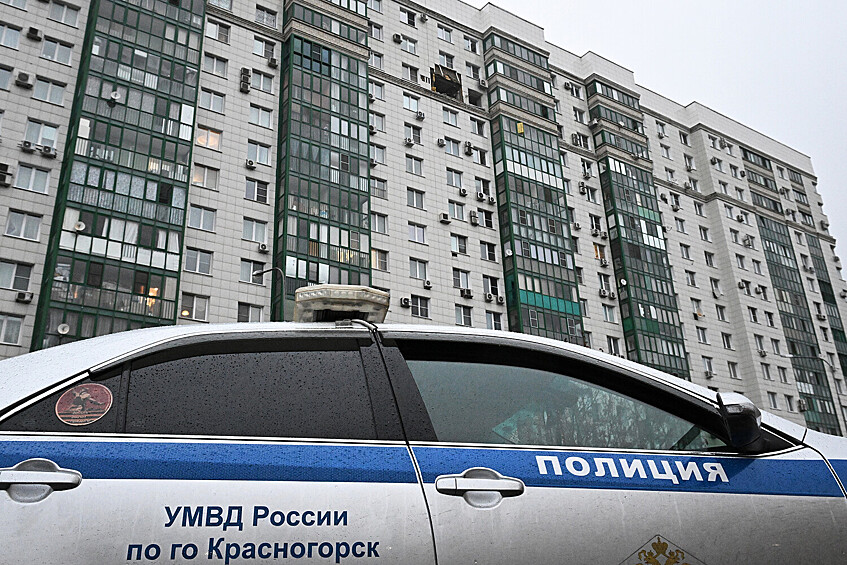 Автомобиль полиции у жилого дома, поврежденного в результате атаки БПЛА в Красногорске, 24 октября 2025 года