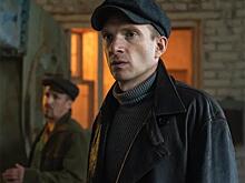 «Не во все машины того времени могу сесть»: Андрей Бурковский о своей роли в сериале «За час до рассвета»