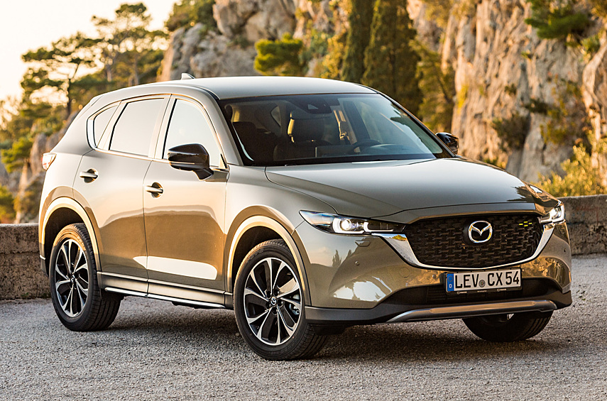 CX-5 обновили два года назад. Машине изменили облик и добавили ранее недоступные варианты отделки, а также переработали подвеску и автоматическую трансмиссию. Кроме того, автомобиль стал по умолчанию полноприводным.