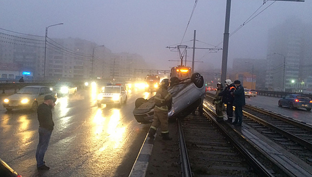 В Череповце пожилой водитель устроил аварию с переворотом. Видео