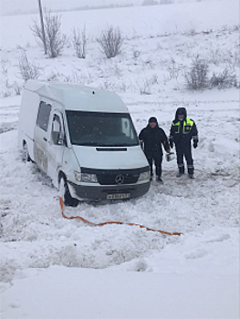 В Воронежской области автоинспекторы помогли белгородцу, который съехал с дороги в условиях непогоды