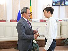 Валерий Лидин вручил юным пензенцам паспорта