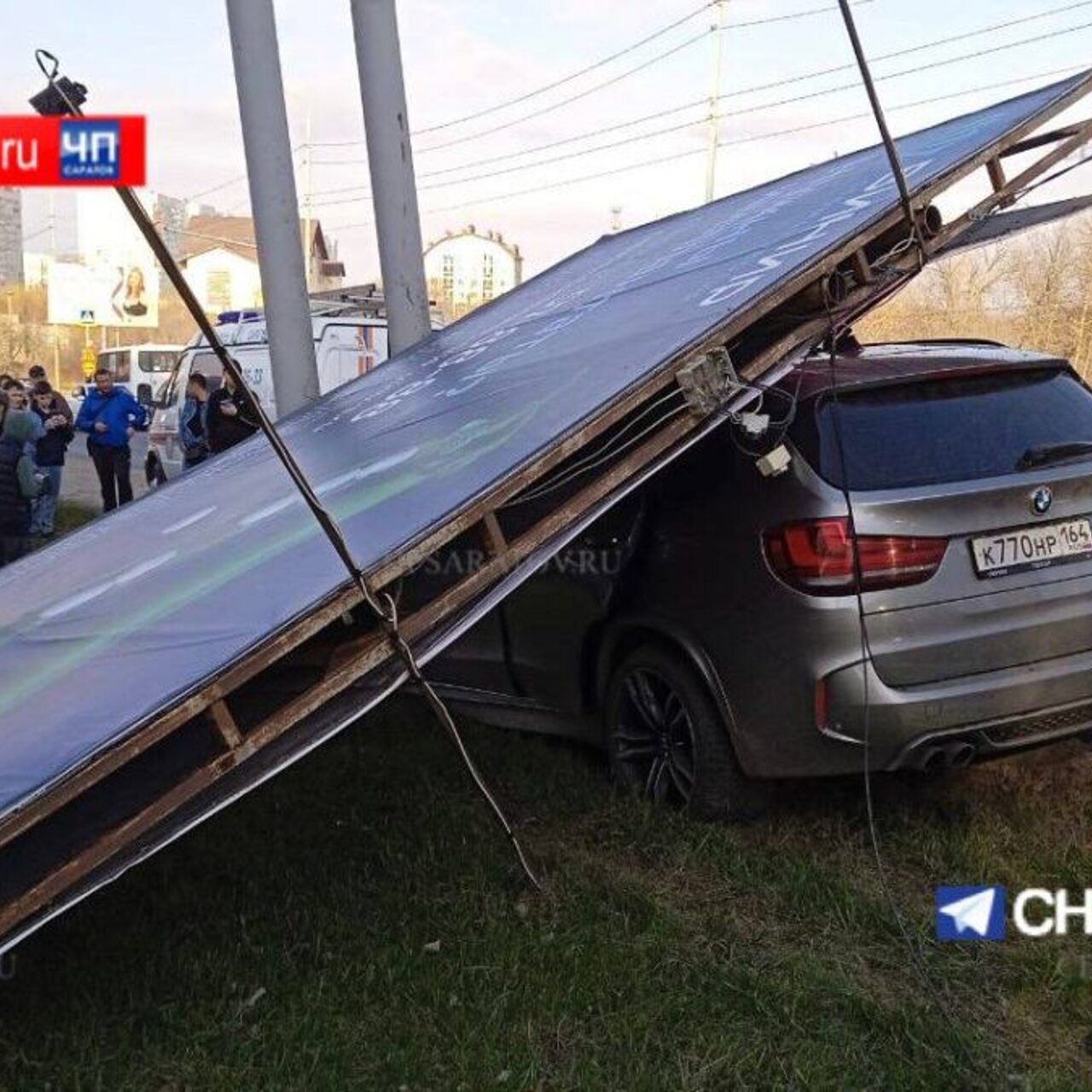 В Саратове водитель «BMW» протаранил и уронил рекламный щит - Рамблер/авто