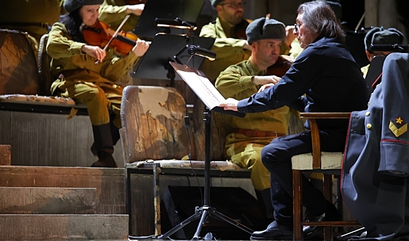 Юрий Башмет снова привез в Волгоград спектакль «Солдатами не рождаются»