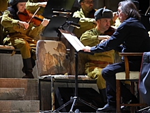 Юрий Башмет снова привез в Волгоград спектакль «Солдатами не рождаются»