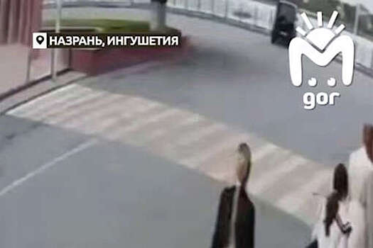 В Ингушетии на видео попало, как женщины на Mercedes вылетели с моста