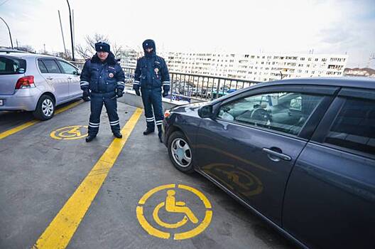 Авто с «блатным» номером замечено на местах для инвалидов во Владивостоке