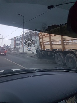 В Пензе «КамАЗ» снес знак пешеходного перехода
