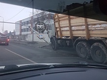 В Пензе «КамАЗ» снес знак пешеходного перехода