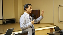 Японский профессор прочитал лекцию в институте СО РАН и удивился количеству мошек в Академгородке